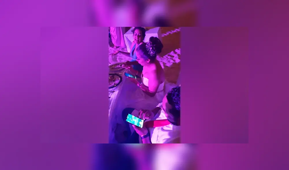 Pareja de esposos son sorprendidos jugando Pokémon GO en su matrimonio Foto: Facebook