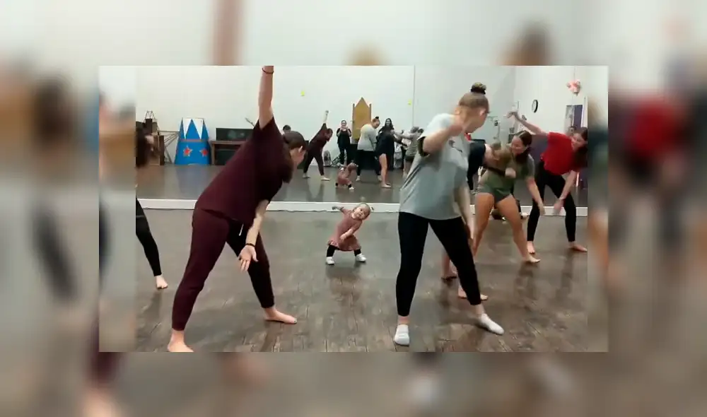 Video es viral de Facebook. La pequeña se convirtió en la instructora de baile y se robó el show del salón donde entrenaba un grupo de mujeres