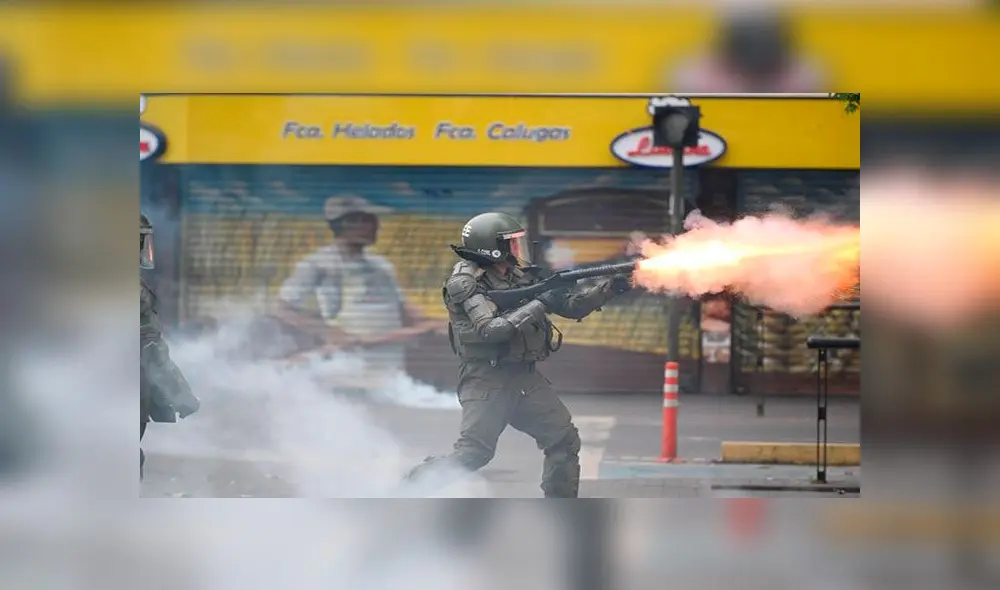 En Concepción captaron el momento en que Carabineros lanzó la lacrimógena. Foto: EFE En Concepción captaron el momento en que Carabineros lanzó la lacrimógena. Foto: EFE