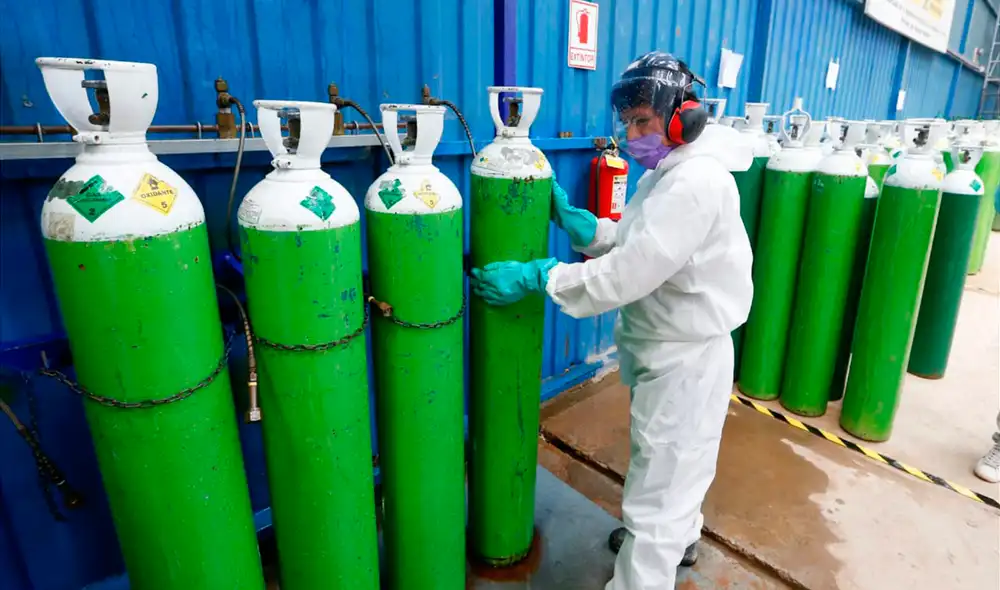 El oxígeno medicinal fue el principal insumo para salvar las vidas de los infectados antes de la aparición de las vacunas (La República).