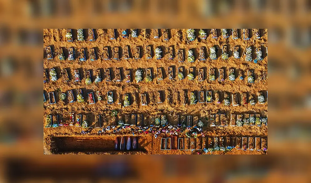 Vista aérea de los trabajadores del cementerio Parque Taruma, durante la pandemia de coronavirus COVID-19 en Manaos, estado de Amazonas, Brasil. | Foto: Michael Dantas / AFP Vista aérea de los trabajadores del cementerio Parque Taruma, durante la pandemia de coronavirus COVID-19 en Manaos, estado de Amazonas, Brasil. | Foto: Michael Dantas / AFP