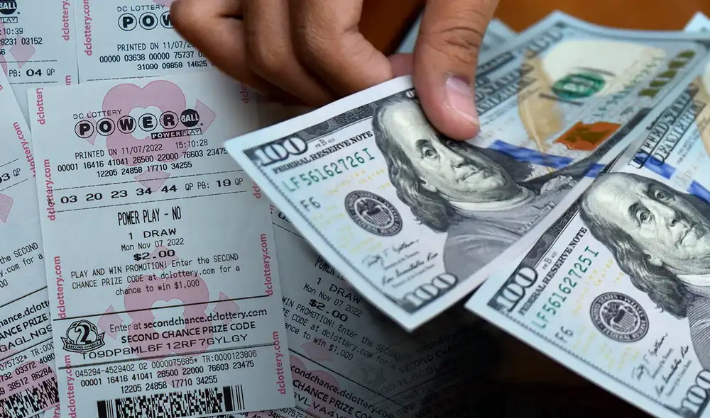 Un jugador de California ganó 2.040 millones en la lotería de Poweball. Foto: composición LR/ AFP