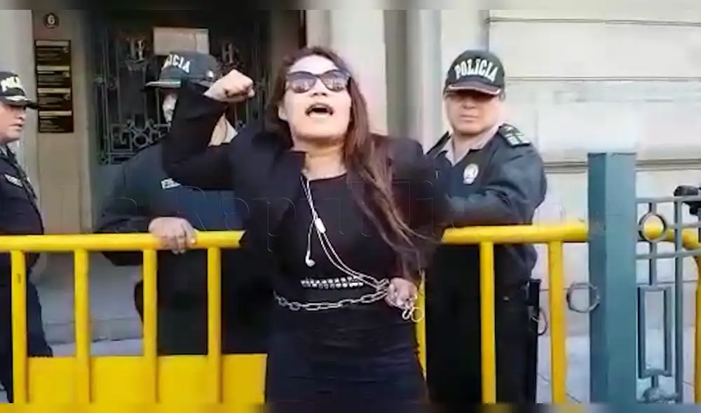 Mujer se encadena frente a la carceleta del INPE en Palacio de Justicia [VIDEO]