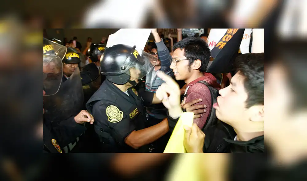 Policías y manifestantes se enfrentaron frente a local de Fuerza Popular