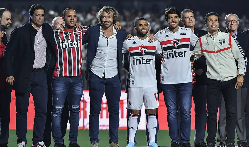 Dani Alves tuvo acompañantes de lujo en su presentación con el Sao Paulo. | Foto: AFP