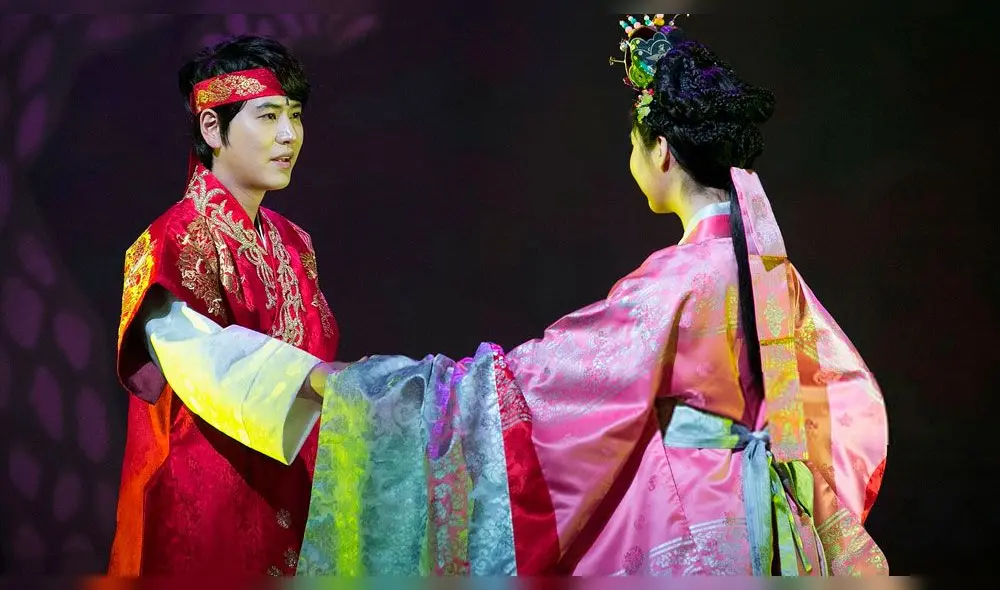 Kyuhyun de Super Junior y Seohyun de Girls' Generation en el musical "Moon Embracing The Sun". 2014. Kyuhyun de Super Junior y Seohyun de Girls' Generation en el musical "Moon Embracing The Sun". 2014.