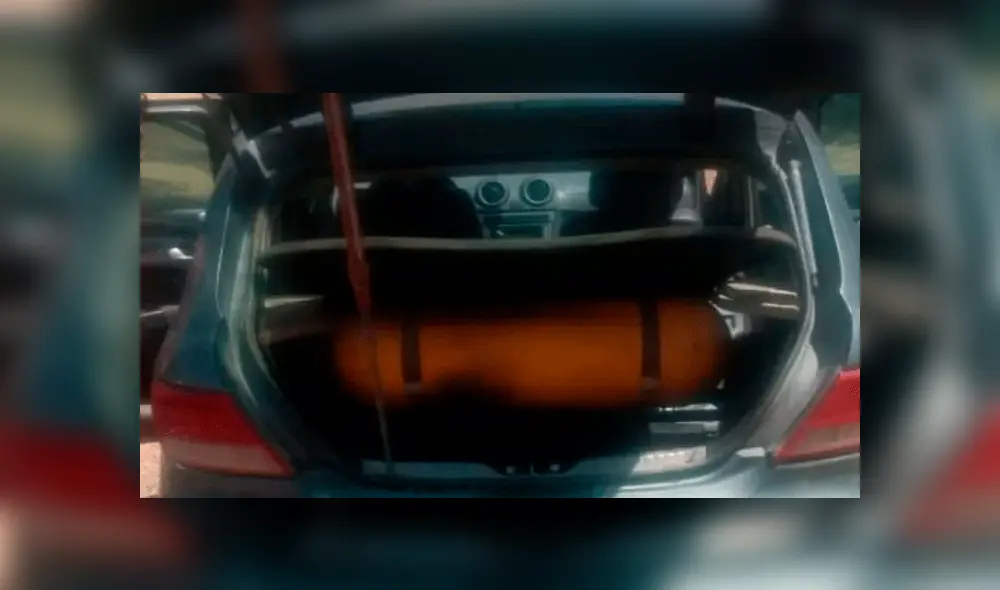 Quiso cocinar el asado más rápido, guardó las brasas en la maletera y casi explota su auto 