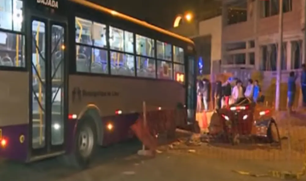 Las partes del vehículo menor quedaron totalmente destrozados. Las partes del vehículo menor quedaron totalmente destrozados.