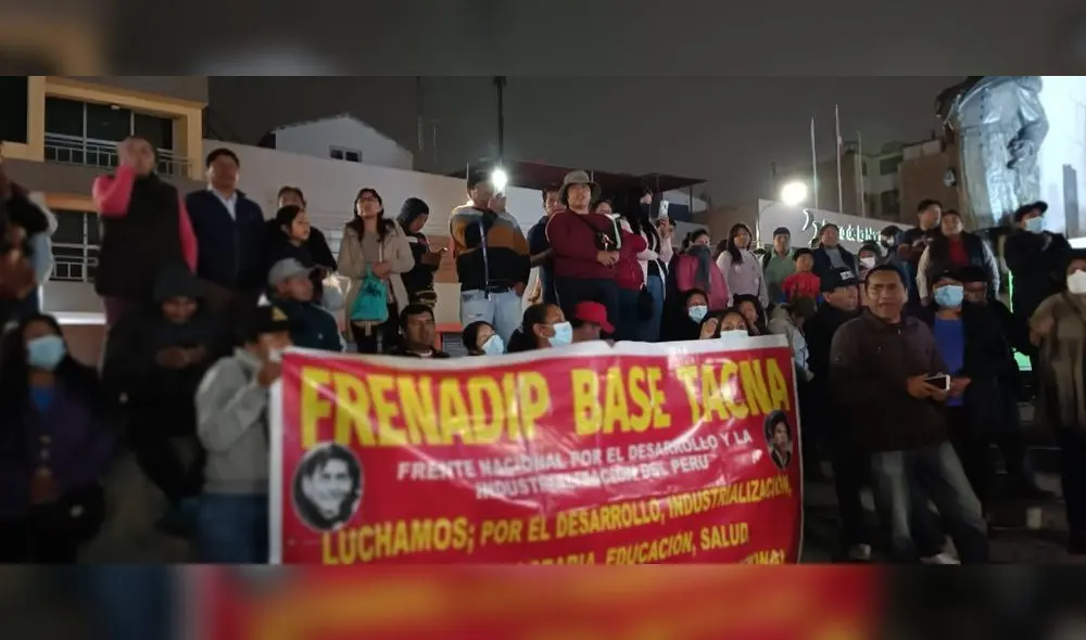 Ciudadanos muestran rechazo contra el Congreso. Foto: La República. Ciudadanos muestran rechazo contra el Congreso. Foto: La República.