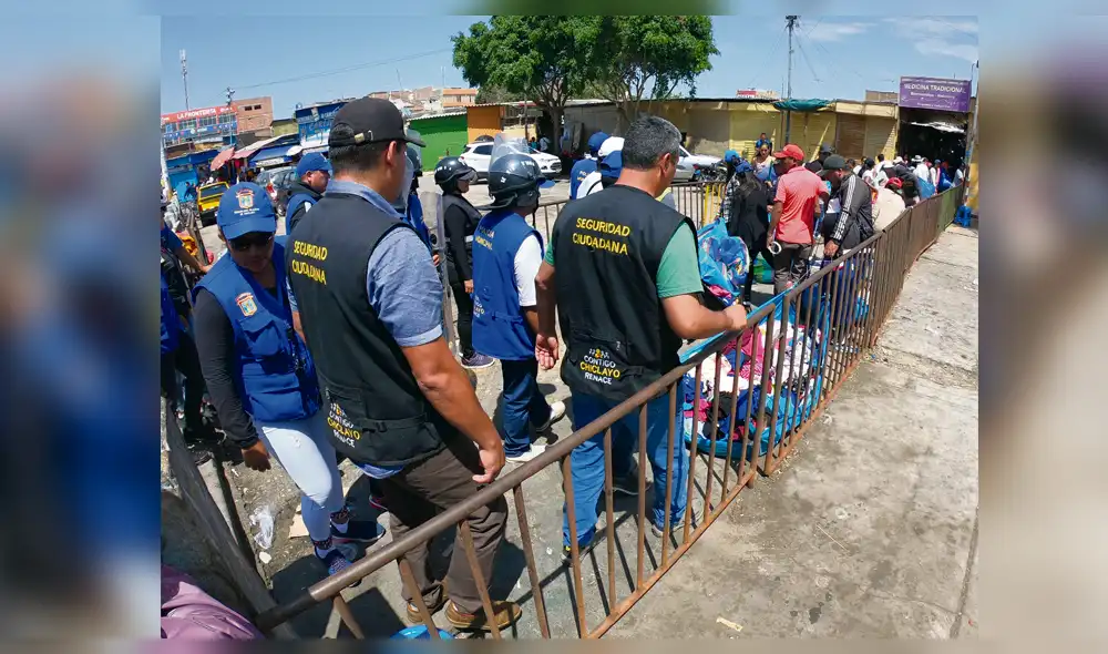 Desorden. Serenos se enfrentan a informales en Arica.