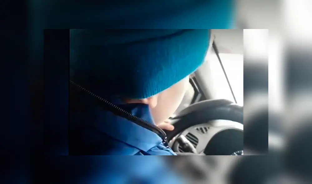 Madre deja que su hijo de 4 años 'maneje’ un auto y lo graba para cumplir un reto viral [VIDEO]