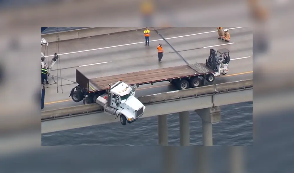 Camión queda colgado en puente de EE.UU. tras mala maniobra del chofer