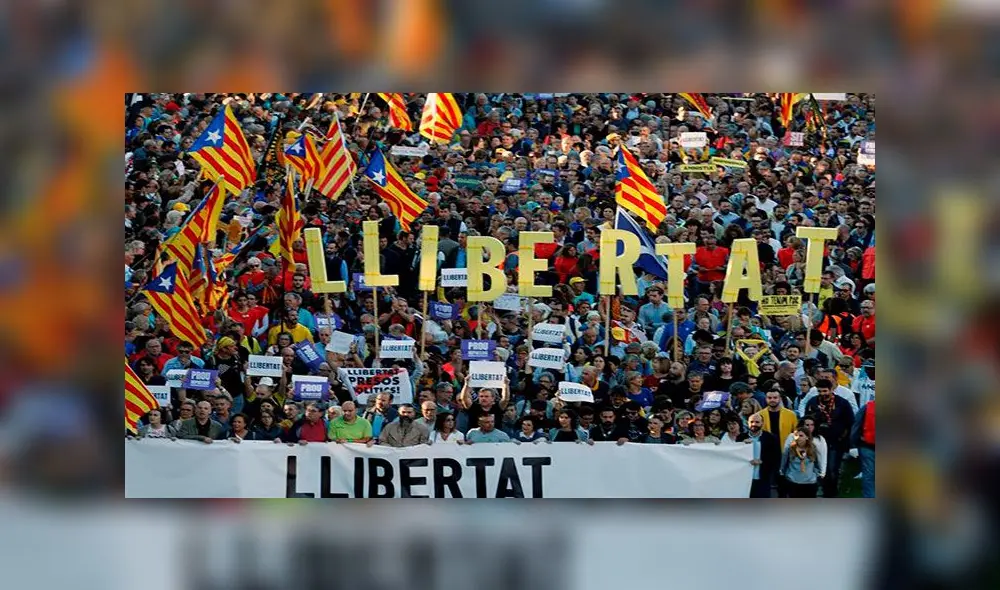 Este sábado miles de personas exigieron libertad para los dirigentes catalanes encarcelados. Foto: EFE Este sábado miles de personas exigieron libertad para los dirigentes catalanes encarcelados. Foto: EFE