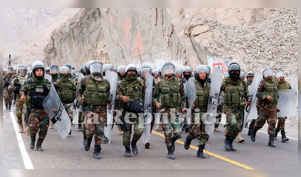 Un contingente compuesto por 400 agentes llegó esta madrugada a la provincia de Islay para liberar las carreteras tomadas.
