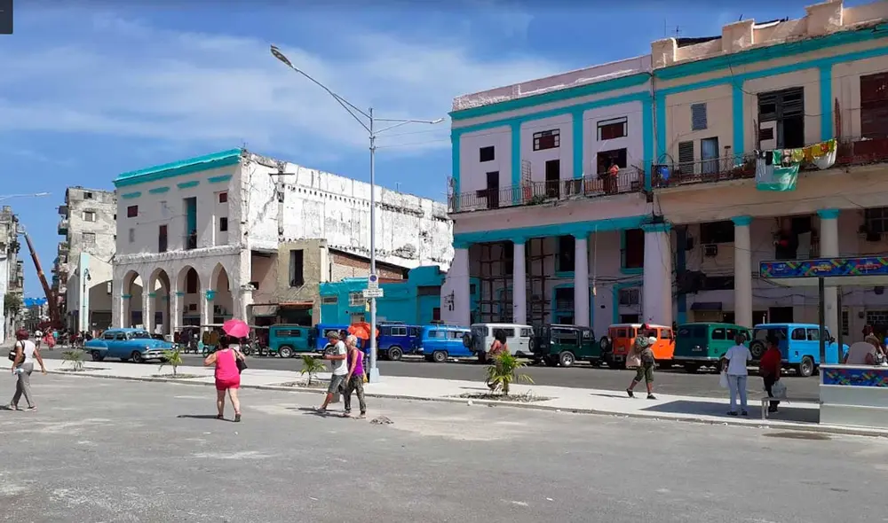Desliza las imágenes para ver cómo luce la calle donde se filmó una recordada escena de Fast & Furious 8. Foto: captura de Google Maps
