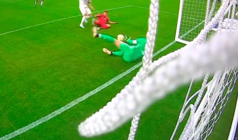 Manuel Neuer evitó el primer gol de Benzema al inicio del Real Madrid vs. Bayern Múnich. | Foto: DirecTV Manuel Neuer evitó el primer gol de Benzema al inicio del Real Madrid vs. Bayern Múnich. | Foto: DirecTV