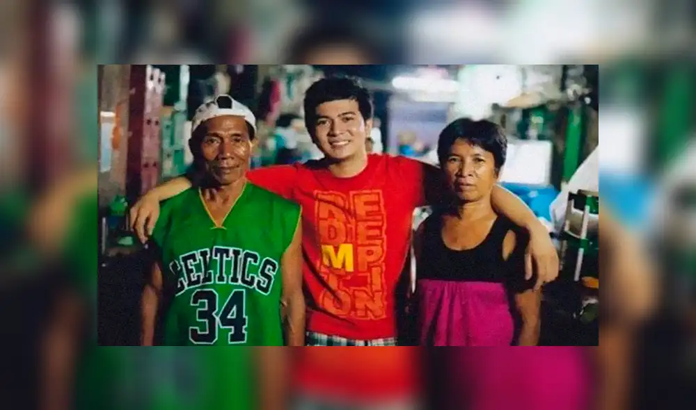 En Facebook, un joven fue adoptado por una humilde familia y 25 años después los quiso recompensar con una casa.