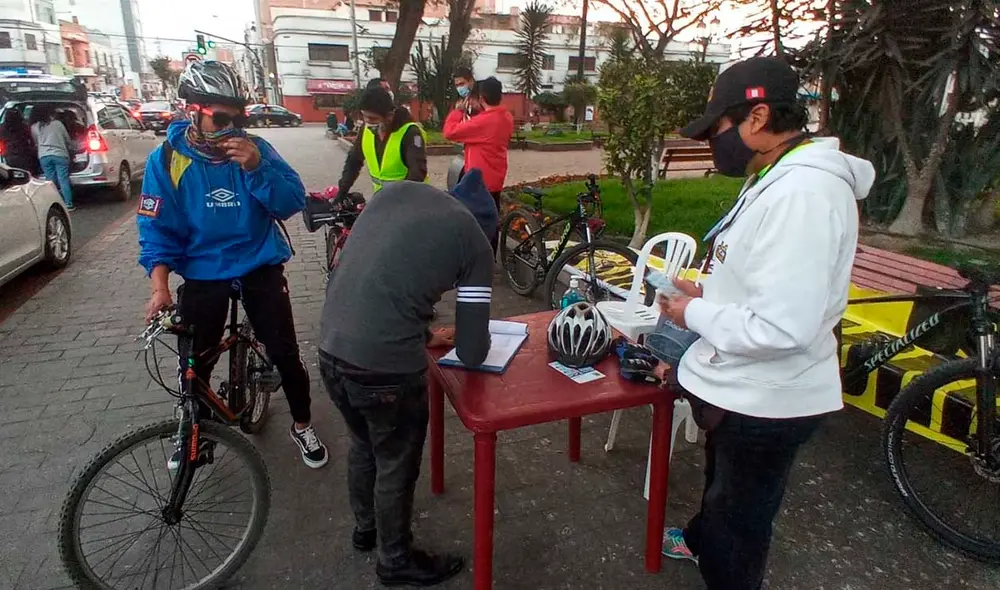 Solicitar firmas a los peatones que circulaban en la Plaza Zela. Foto: La República. Solicitar firmas a los peatones que circulaban en la Plaza Zela. Foto: La República.