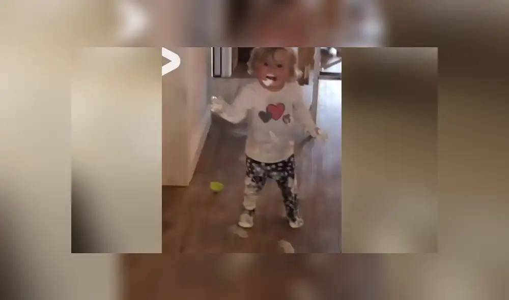 Mediante Facebook se hizo viral el momento en que unos padres descubren la travesura de su hija.