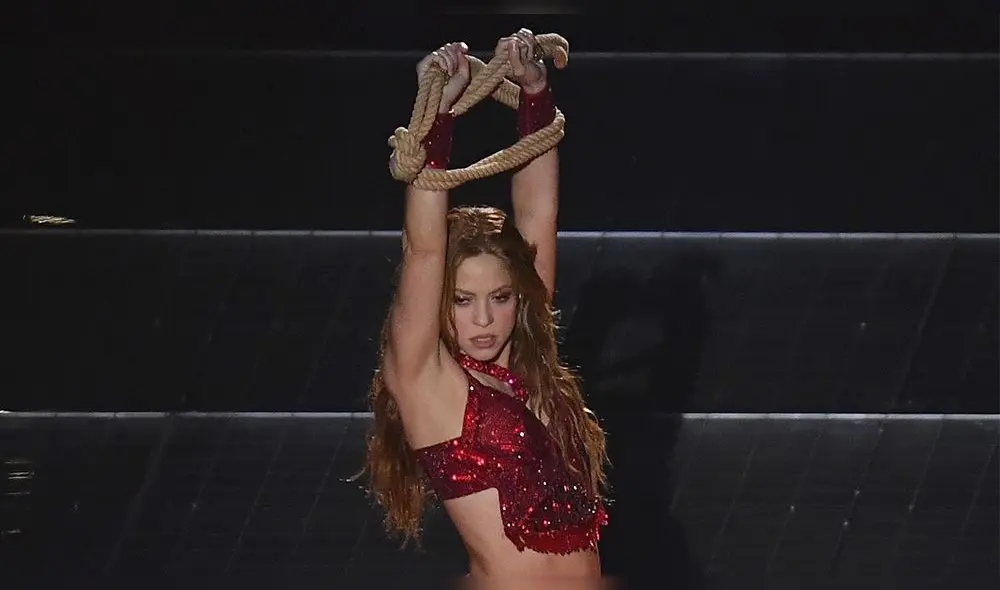 La cantante tuvo un extraño gesto durante su presentación en el evento deportivo, sin embargo, esta acción estaría ligada a la historia de Colombia. (Foto: AFP)