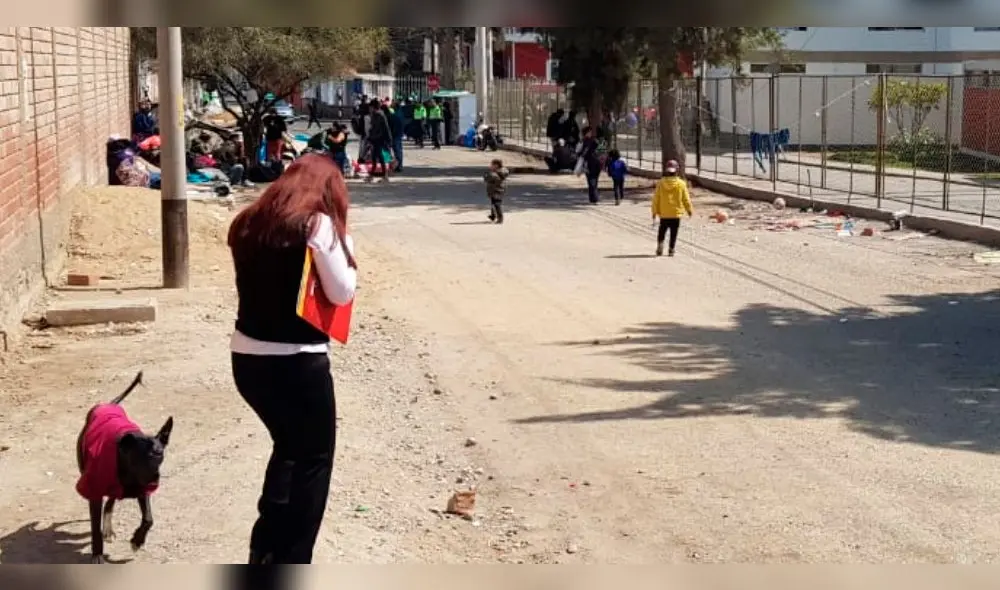 Desalojan a extranjeros instalados frente a consulado chileno por más de un mes. Desalojan a extranjeros instalados frente a consulado chileno por más de un mes.