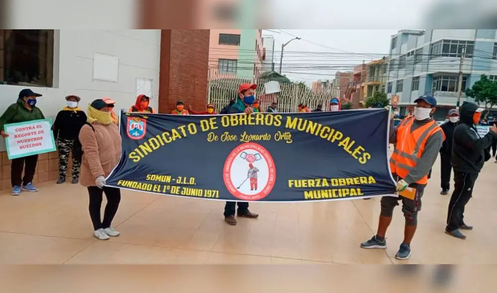 Los servidores ediles protestaron en los exteriores del municipio leonardino. Los servidores ediles protestaron en los exteriores del municipio leonardino.