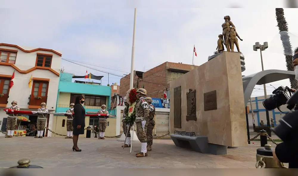 La Benemérita Sociedad de Señoras de Tacna dejó una ofrenda floral en el monumento a la mujer tacneña.  Foto: Gobierno Regional de Tacna.