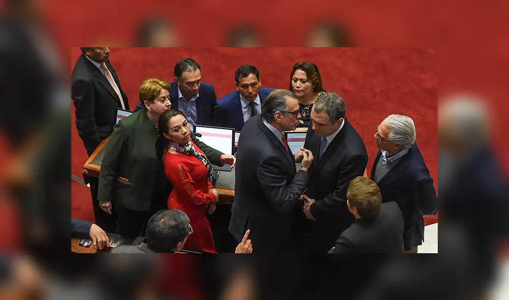 Presiones. Melissa Merino y el instante en que Del Solar es increpado. Presiones. Melissa Merino y el instante en que Del Solar es increpado.