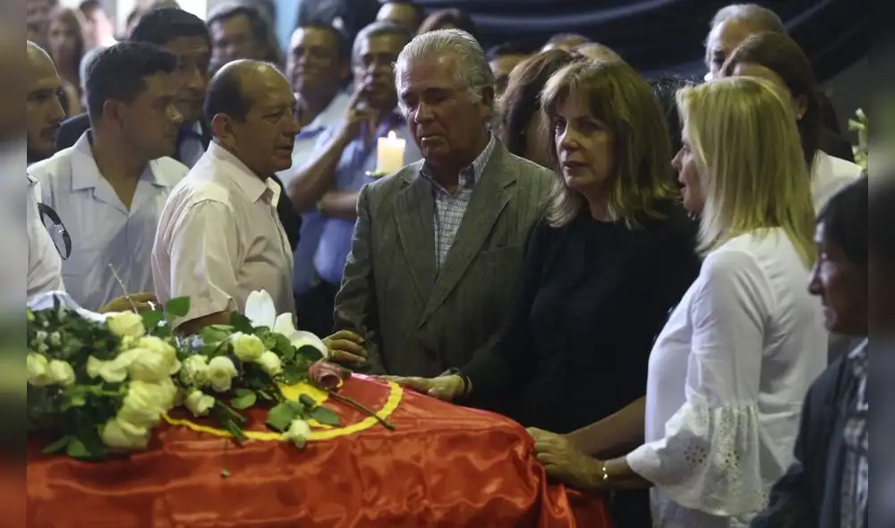 Roxanne Cheesman, pareja del expresidente Alan García, en el sepelio del exmandatario. Foto: La República.