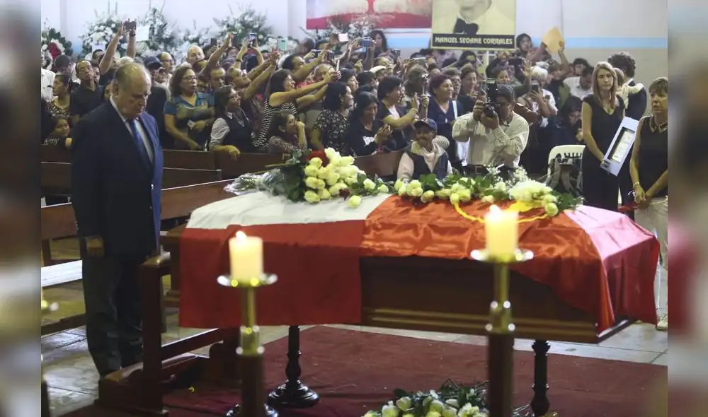 Personalidades políticas, militantes y público en general despiden a Alan García en la Casa del Pueblo. [FOTOS]