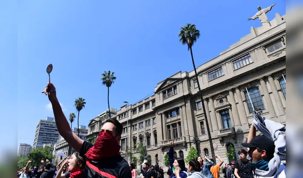 La militarización del país ha ido en aumento para tratar de controlar los desmanes violentos en los que derivó desde el pasado viernes la radicalización de la protesta ciudadana contra el alza del precio del metro. Foto: AFP. La militarización del país ha ido en aumento para tratar de controlar los desmanes violentos en los que derivó desde el pasado viernes la radicalización de la protesta ciudadana contra el alza del precio del metro. Foto: AFP.