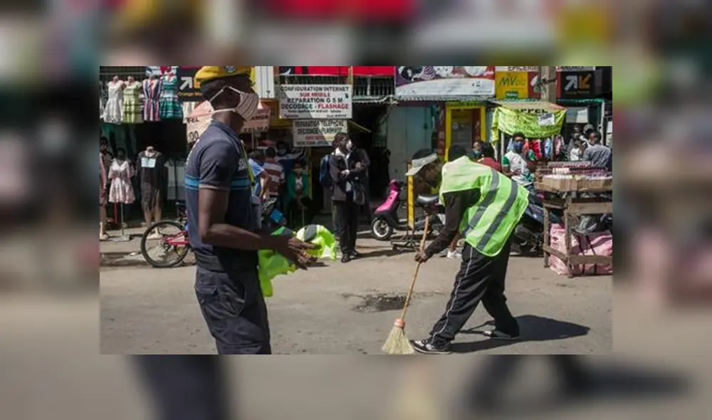 Policía de Madagascar obliga a barrer las calles a los pobladores que salen de su vivienda sin tapabocas. Foto: Twitter Policía de Madagascar obliga a barrer las calles a los pobladores que salen de su vivienda sin tapabocas. Foto: Twitter