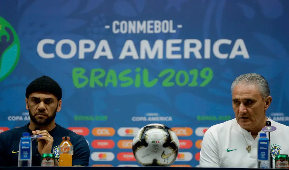 Tite junto a Dani Alves dando una conferencia de prensa previo a la final de la Copa América 2019 entre Perú y Brasil. | Foto: EFE Tite junto a Dani Alves dando una conferencia de prensa previo a la final de la Copa América 2019 entre Perú y Brasil. | Foto: EFE