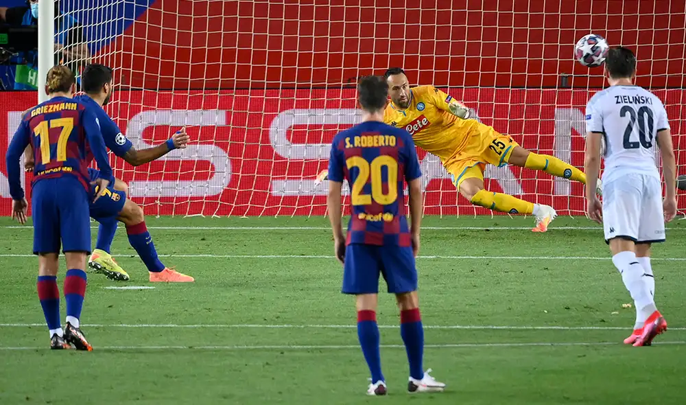 Luis Suárez marcó de penal y decretó la goleada del Barcelona sobre Napoli por los octavos de final de la Champions League. | Foto: AFP Luis Suárez marcó de penal y decretó la goleada del Barcelona sobre Napoli por los octavos de final de la Champions League. | Foto: AFP