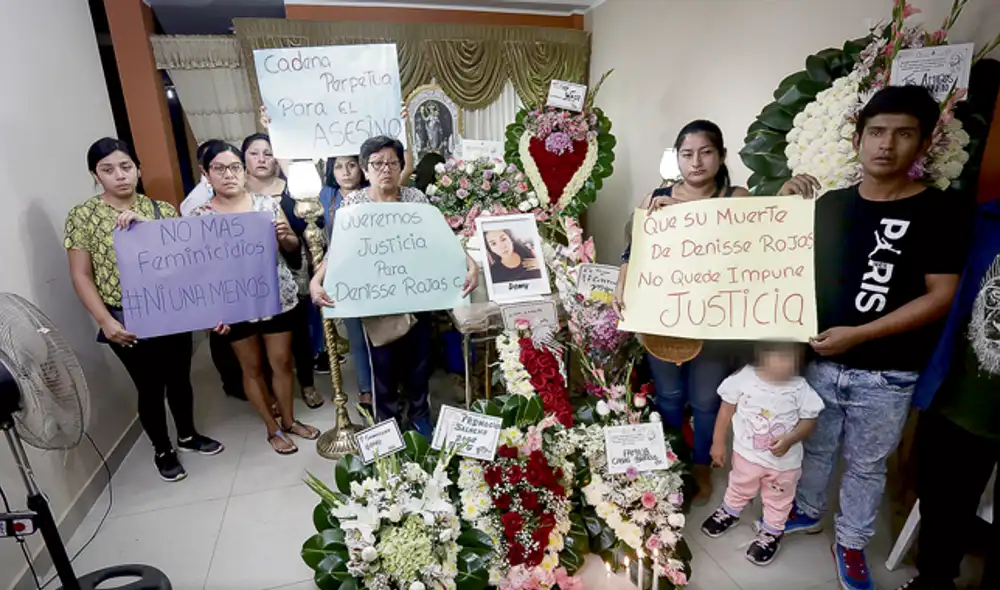 De luto. La familia y amigos de Denisse lloran su partida. Ellos exigen justicia para la joven.