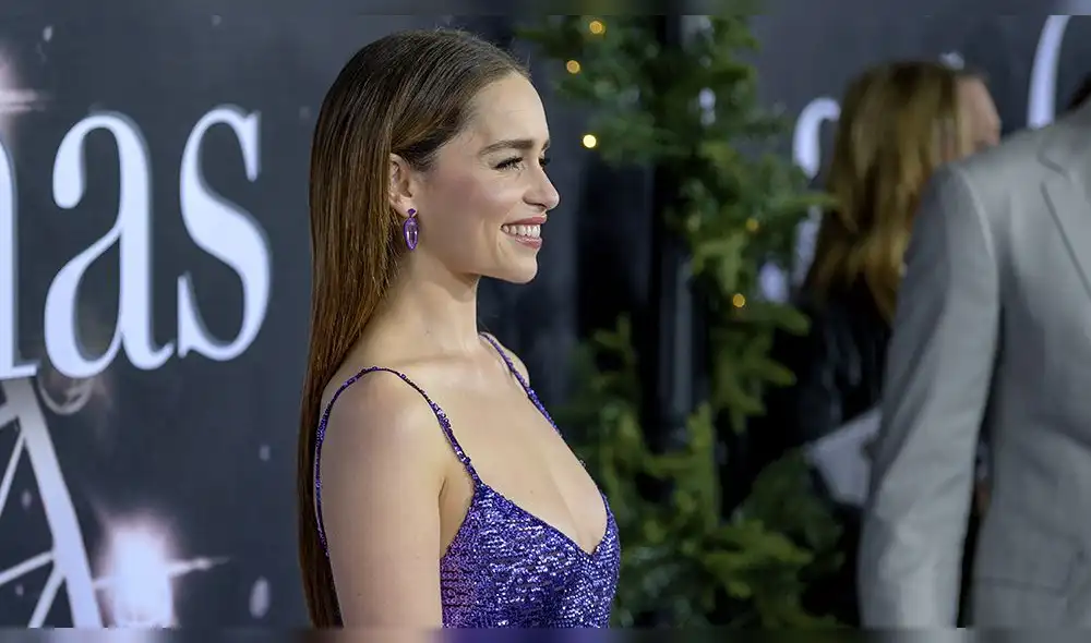 Emilia Clarke se luce con ajustado escote en estreno de su nueva película 