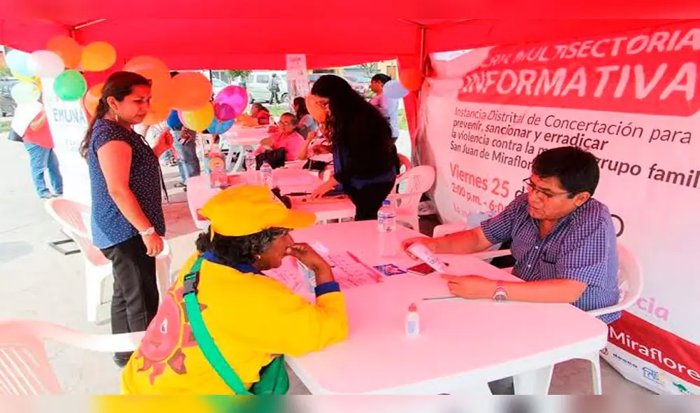 Organizan feria contra la violencia hacia la mujer en Arequipa.