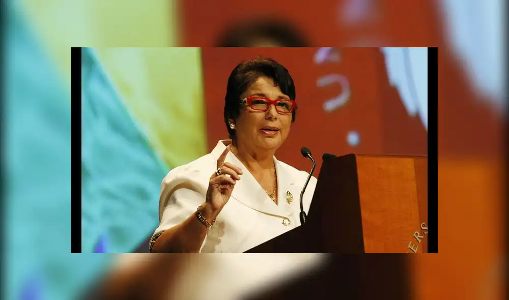 Beatriz Merino destaca en Congreso Modelo de Harvard