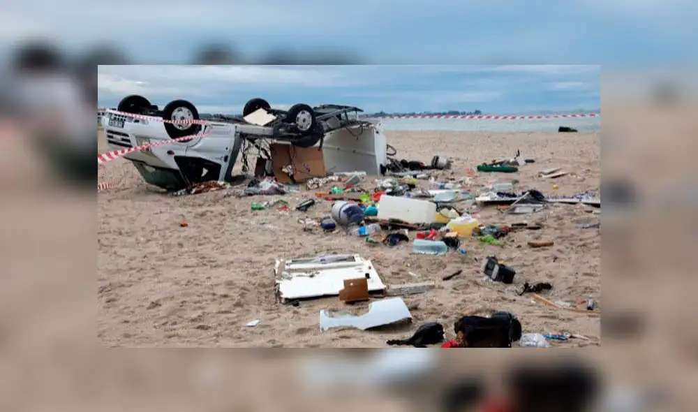 Según EFE, dos turistas checos que viajaban en este coche, volcado en Sozopolis (Grecia) murieron debido al temporal. Foto: EFE Según EFE, dos turistas checos que viajaban en este coche, volcado en Sozopolis (Grecia) murieron debido al temporal. Foto: EFE