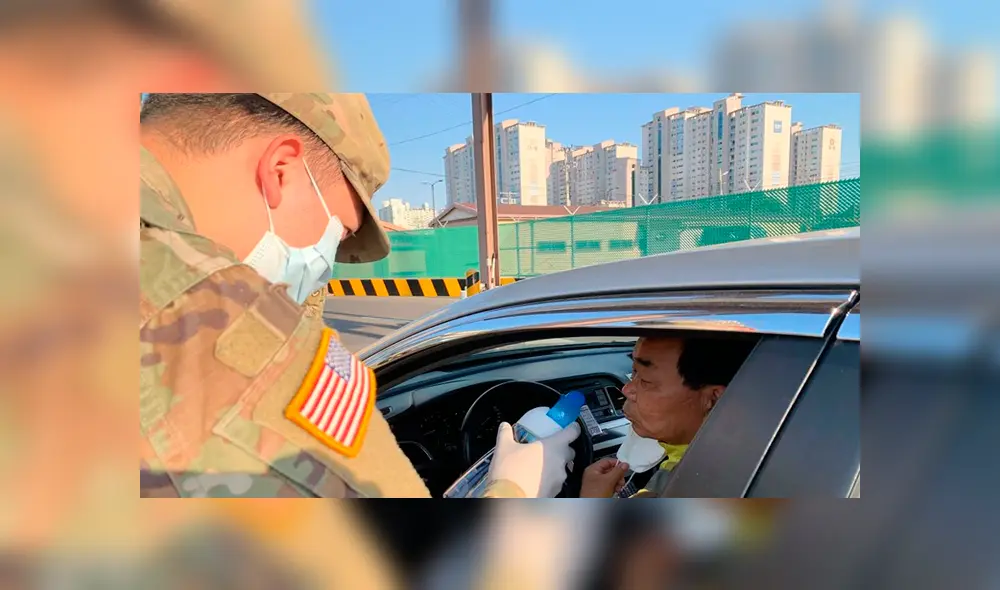 Militares utilizando 'la prueba del vinagre'. Foto: Infobae Militares utilizando 'la prueba del vinagre'. Foto: Infobae