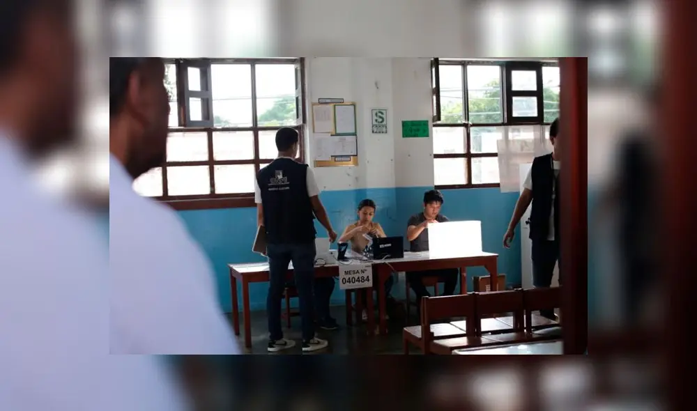 Ciudadanos esperan a que se armen mesas de sufragio. Créditos: John Reyes / La República.