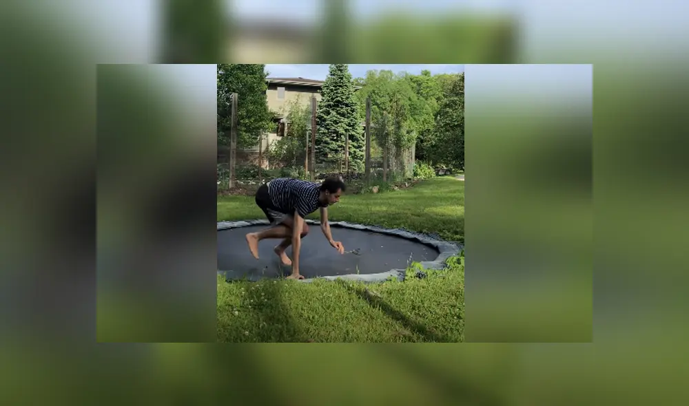 Una curiosa escena muestra la curiosa reacción de un muchacho al toparse con una serpiente. Foto: YouTube.