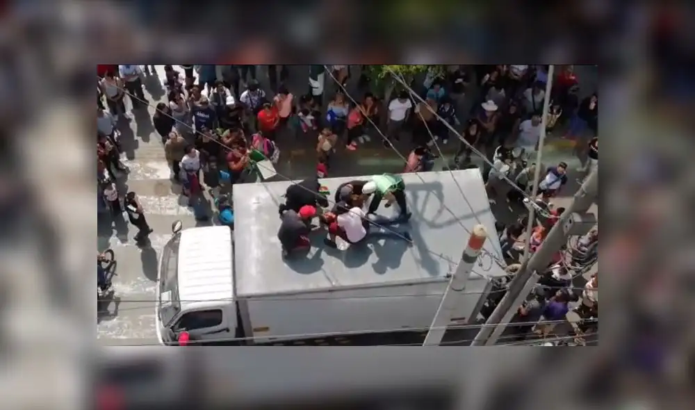 Mujer fue atendida y luego llevada a la comisaría junto a un ciudadano extranjero que también se dedicaría a trabajar como ambulante. (Foto: Captura de video) Mujer fue atendida y luego llevada a la comisaría junto a un ciudadano extranjero que también se dedicaría a trabajar como ambulante. (Foto: Captura de video)