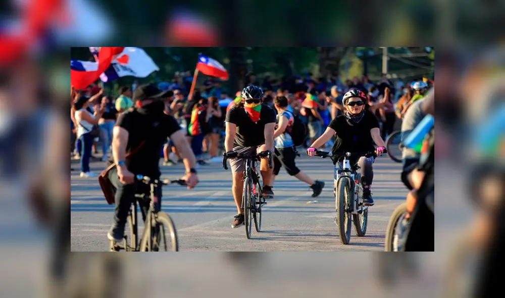 Por segunda vez los ciclistas decidieron "visitar" a Sebastián Piñera. Foto: El Dínamo Por segunda vez los ciclistas decidieron "visitar" a Sebastián Piñera. Foto: El Dínamo
