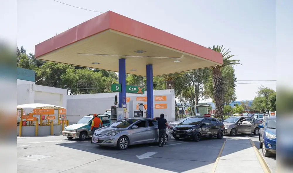 no acaba. Desde hace una semana se ve largas colas en los grifos de Arequipa. Se busca GLP para unidades.
