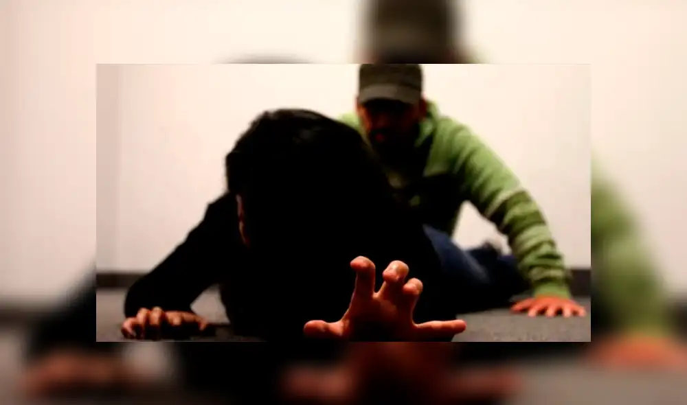 "Me torturaron y golpearon repetidamente y luego me llevaron a otra casa, donde sufrí lo mismo”, cuenta la joven en el video.