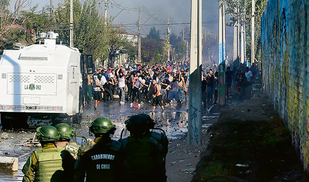 Disturbios. Ciudadanos se enfrentaron a los carabineros en los barrios populares de la capital del país.