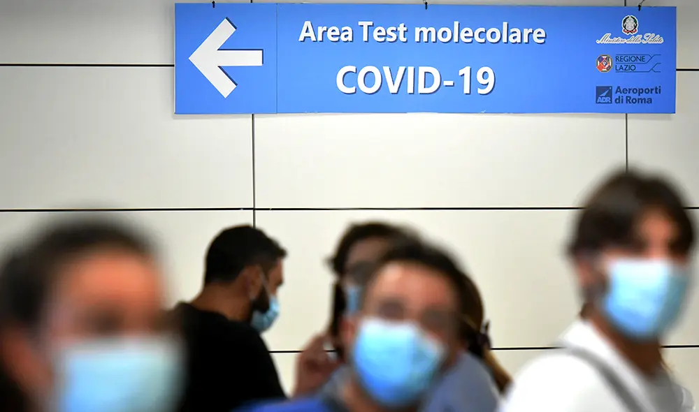 Pasajeros en el aeropuerto de Fiumicino, Italia. | Foto: Alberto Pizzoli / AFP Pasajeros en el aeropuerto de Fiumicino, Italia. | Foto: Alberto Pizzoli / AFP