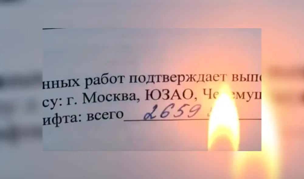 La mujer acerca el encendedor a la zona del contrato donde está escrito el precio y todos los números salvo el primero desaparecen. Foto: Clarín