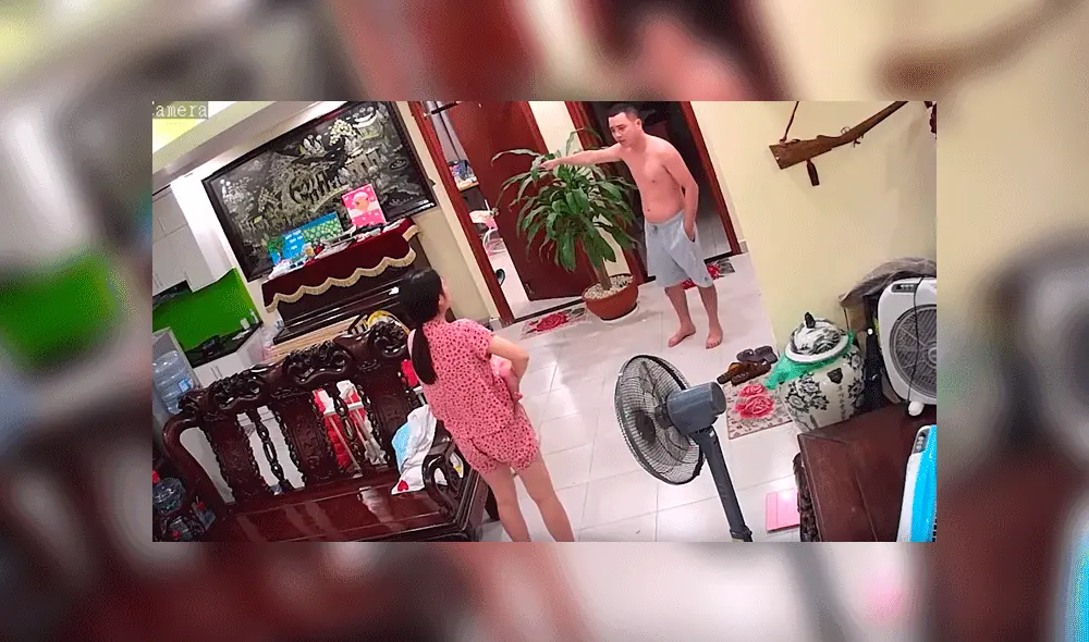 Maestro de artes marciales golpea a su esposa con bebé en brazos. Foto: captura